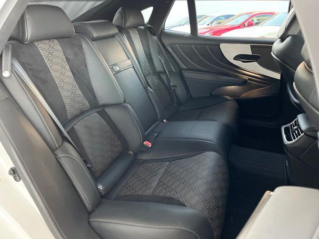 後部座席も気になるようなキズ・汚れやへたり等、大きなダメージはなく、良好な状態です。