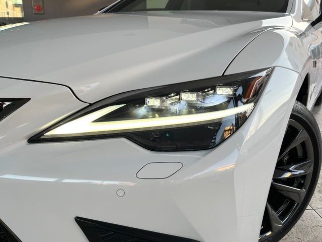 【三眼LEDヘッドライト】スタイリッシュな見た目の三眼LEDヘッドライトを装備♪スタイルだけでなく、夜間の走行も視界良好で安心してお乗りいただけます。