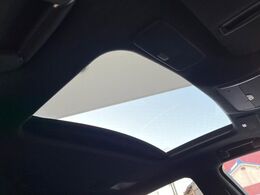 【サンルーフ】開放感たっぷりの希少装備、サンルーフが装着されています！車内に明かりを取り入れたり景色を楽しむ以外にも、車内の空気も簡単に換気できて快適です！