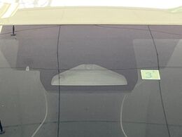 【トヨタセーフティセンス】走行中に前方の車両等を認識し、衝突しそうな時は警報とブレーキで衝突回避と被害軽減をアシスト。より安全にドライブをお楽しみいただけます。
