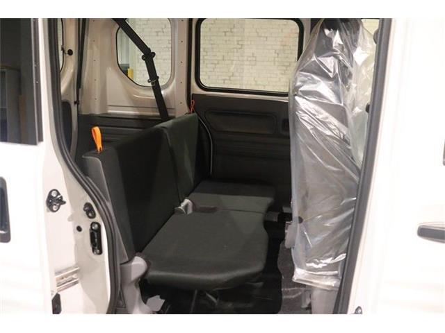 頭上や肩まわりの余裕を確保しながら、大人が乗っても広々。