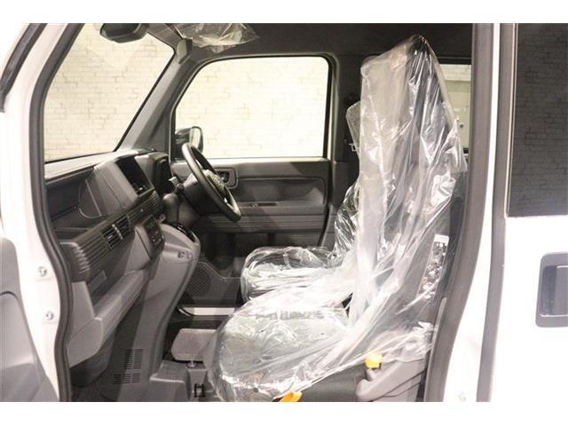 体格に合わせてシートの位置をきめ細かく調節できるので、いつでも最適な運転姿勢をキープ。操作も軽く、ラクラクです