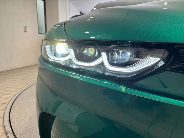 3連形のフルLEDマトリクスヘッドライトとなったことで、進行方向にむけてライトが向く最新機能搭載。