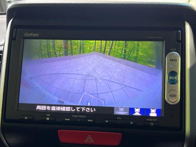 【バックカメラ】駐車時に後方がリアルタイム映像で確認できます。大型商業施設や立体駐車場での駐車時や、夜間のバック時に大活躍！運転スキルに関わらず、今や必須となった装備のひとつです！