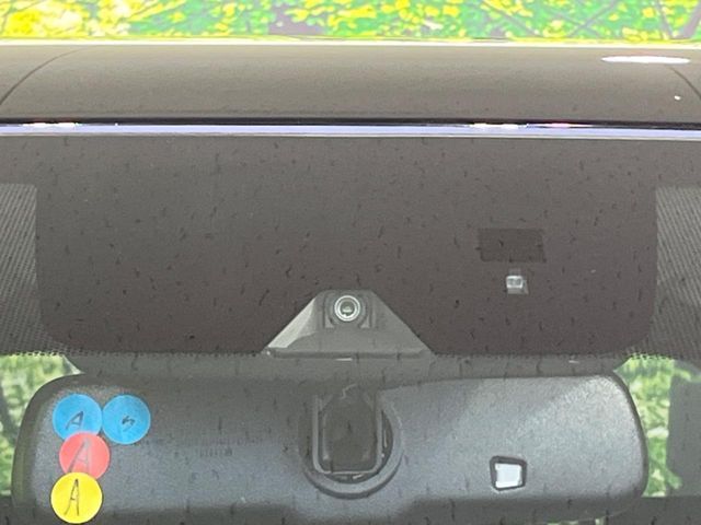 【三菱e-Assist】走行中に前方の車両等を認識し、衝突しそうな時は警報とブレーキで衝突回避と被害軽減をアシスト。より安全にドライブをお楽しみいただけます。