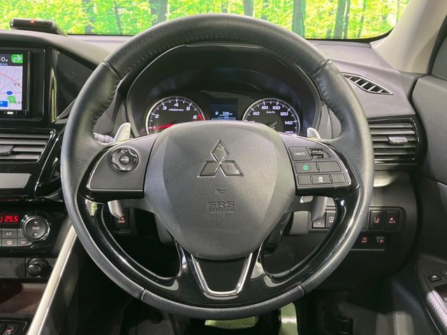 【パドルシフト】ハンドルから手を離さずに素早くシフトアップ＆ダウンができるので、エンジンブレーキを使う下り坂や高速道路の合流で加速したい場面で役立ちます。