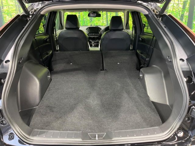 【ハンズフリーパワーバックドア】リアバンパー下部に足先を出し入れするだけでバックドアが自動で開閉♪両手が荷物でふさがっている時でもラクラク開閉操作が行えます！