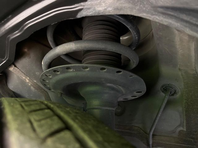 お車を安心してお乗りいただく為には、足回りの定期点検が欠かせません。サービスサポート（有償保証）では無料点検もご提供しており、安心のカーライフをお過ごしいただけるサポート体制が整っています。