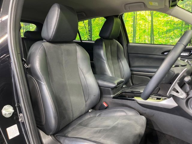 【ハーフレザーシート】高級感と座り心地を両立した人気のシート♪背面・座面はスエード調となっており、肌触りや滑りにくさに優れています。気温や服装に左右されず快適にお乗りいただけます。