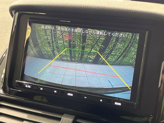 【バックカメラ】駐車時に後方がリアルタイム映像で確認できます。大型商業施設や立体駐車場での駐車時や、夜間のバック時に大活躍！運転スキルに関わらず、今や必須となった装備のひとつです！