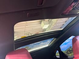 【パノラマルーフ】大型のガラスルーフ搭載で車内の解放感が一気にアップ！開放的なドライブをお楽しみいただけます。