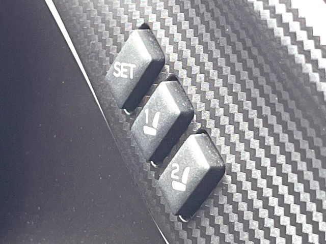 【メモリー機能付きパワーシート】ドライバーごとに設定したシート位置を記憶して、ボタン一つで切り替えできる便利な機能！運転する方が複数名いらっしゃるご家庭におすすめです♪
