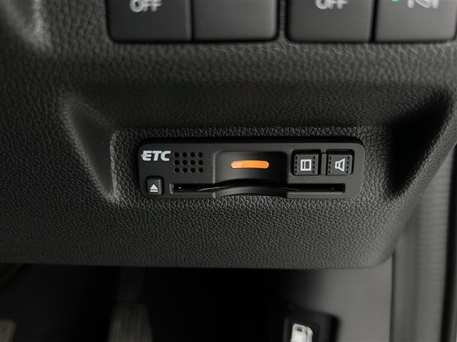 【ETC】有料道路を利用する際に料金所で停止することなく通過できる、ETC車載器（ノンストップ自動料金収受システム機器）が装備されています。セットアップを行うことで利用可能になります。