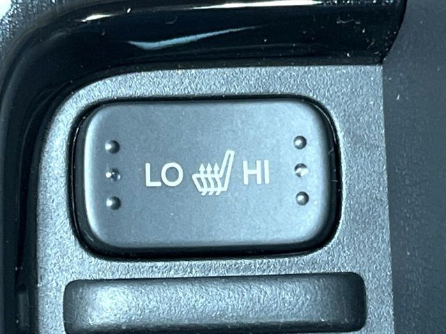 【シートヒーター】寒い日に重宝するシートヒーター！エアコンより早く温まってくれるので寒がりの人も安心ですね♪エアコンの温風は乾燥するから苦手、という方にもをおすすめです。