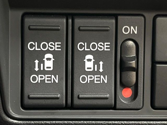 【両側パワースライドドア】スマートキーや運転席のスイッチで後席両側スライドドアの開閉が可能♪電動だから力を入れてドアを開ける必要が無く、小さなお子様でも簡単に開け閉めでき快適です♪