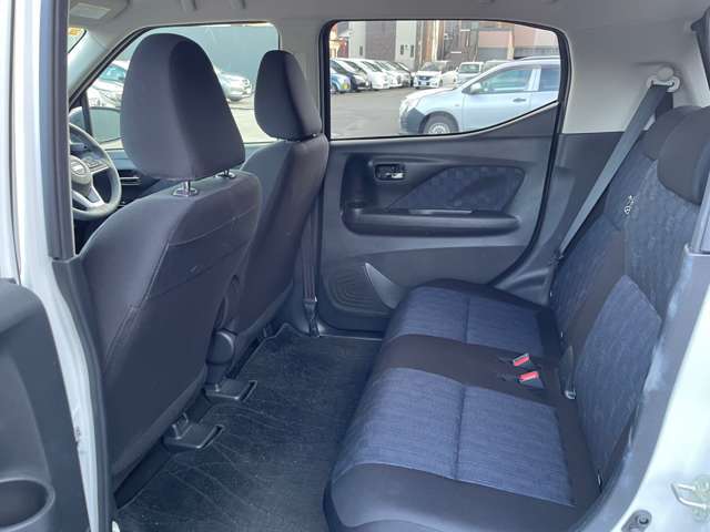 後席は足元のスペースが広くゆったりと快適にお乗りいただけます。