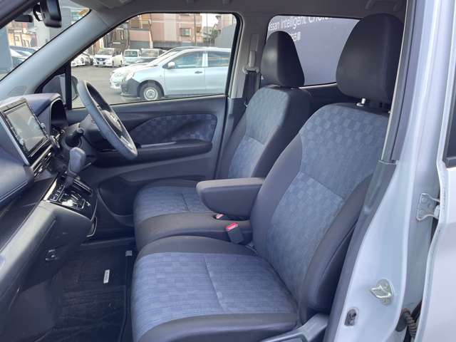 助手席は広く長時間お乗りになられていても疲れにくいです