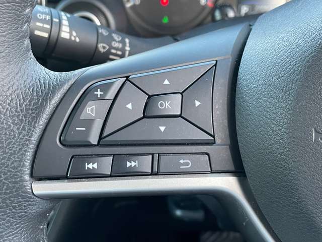 ステアリングスイッチも付いておりますので、運転中でも音量の変更など可能です。
