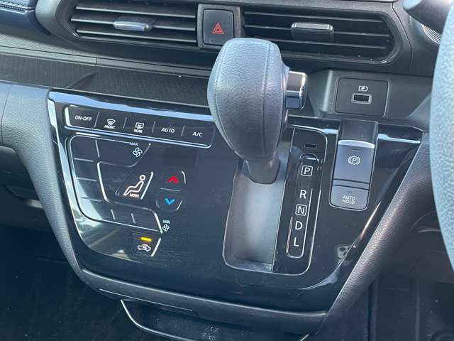 タッチパネル式オートエアコンになっております。