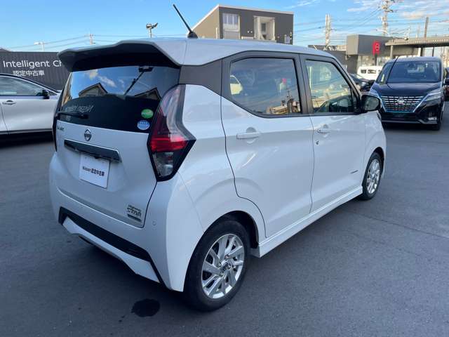 後部ガラスにはプライバシーガラスが装備されており不快な紫外線や日差しからお肌を守ってくれますので安心です。