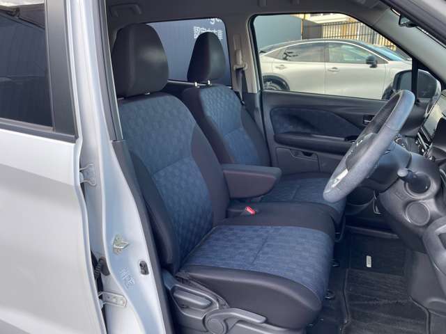 運転席は座り心地が良く快適にドライブをしていただけます。