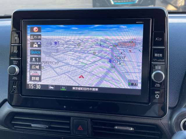 日産純正のカーナビが付いておりますので知らない所でもサポートしますので安心ですね。色々な機能でドライブも快適ですね。