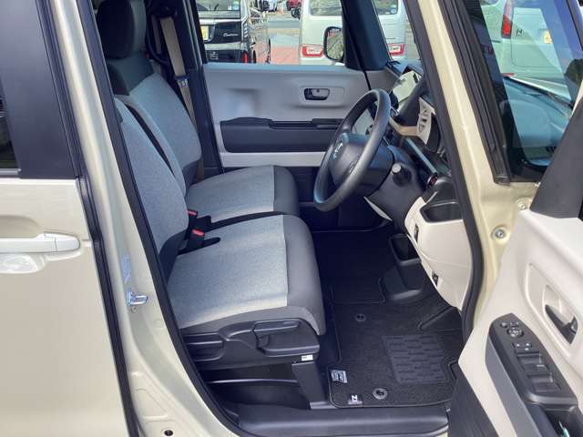 フロントシートは厚さもあり座り心地良いです