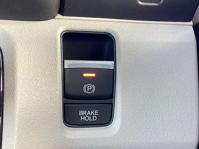 電子パーキングブレーキは指先一つで操作可能です