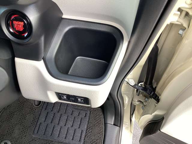 エンジンスターターの隣にドリンクホルダーがあります