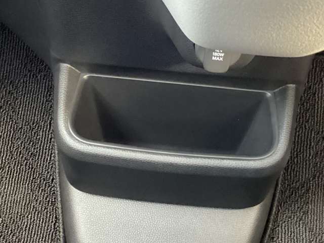 足元にも収納があります