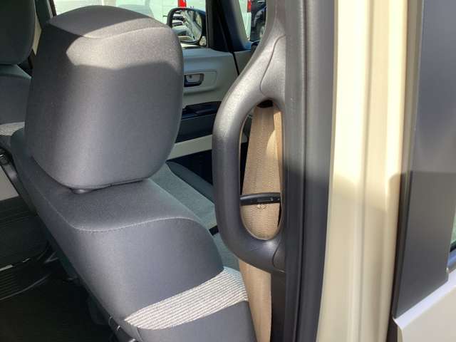 アシストグリップは大型でお子さんも掴みやすいですね