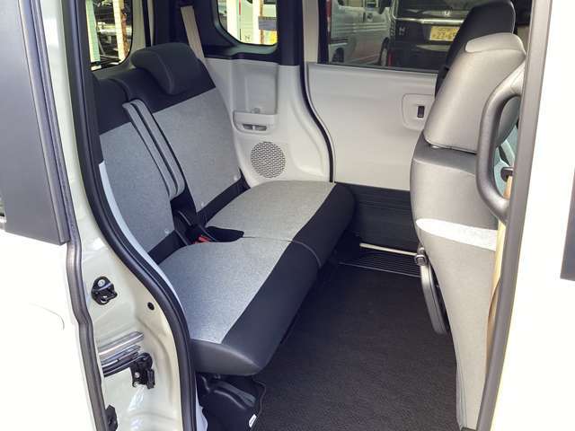 2列目シートもゆったり快適に座って頂けますので、後部座席にお乗りの方も楽しくドライブに参加して頂けますよ。もちろんチャイルドシートの取付にも対応します