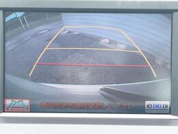 【バックカメラ】駐車時に後方がリアルタイム映像で確認できます。大型商業施設や立体駐車場での駐車時や、夜間のバック時に大活躍！運転スキルに関わらず、今や必須となった装備のひとつです！