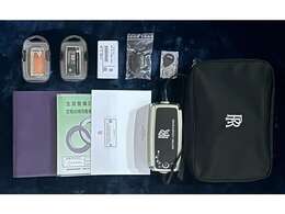 純正充電器も備わっています。