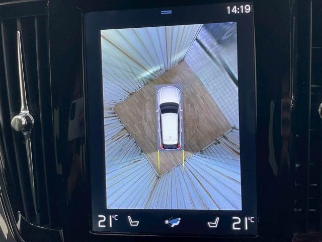 「アラウンドビューモニター」を装備で駐車が苦手な方でも安心です。