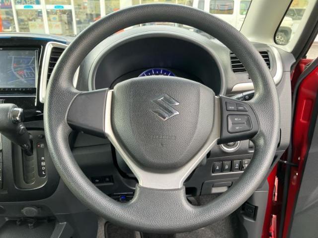 WECARSの展示場では実際に見て、触ってお車をお選びいただけます！知識の豊富な営業スタッフが様々なカーライフをご提案いたします！