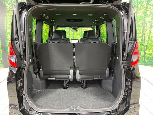 普段のお買い物や通勤、送迎等に十分な荷室スペースを確保しております。セカンドシートを倒すと、大きな荷物の積載も可能です♪