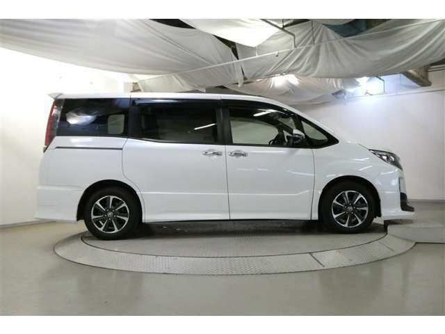 運転席側も電動のスライドドアとなってます。乗り降りや荷物の出し入れが楽になり便利です。