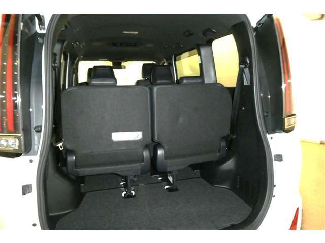 バックドアを上げた状態です。シートのアレンジ次第で荷室のスペースが変わります！用途に合わせて快適な室内を？