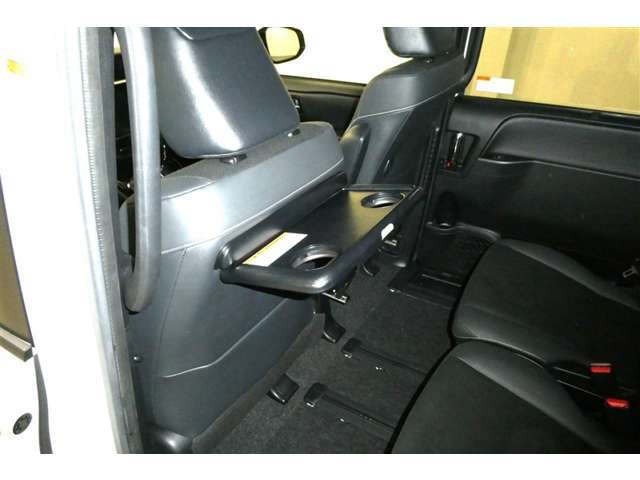 セカンドシートに座る方はご覧のようにテーブルが使えます。