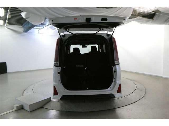 広々としたトランクルームですよ。