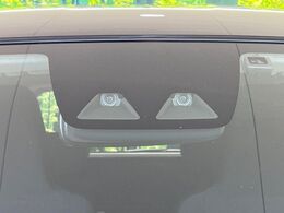 【スマートアシスト】走行中に前方の車両等を認識し、衝突しそうな時は警報とブレーキで衝突回避と被害軽減をアシスト。より安全にドライブをお楽しみいただけます。