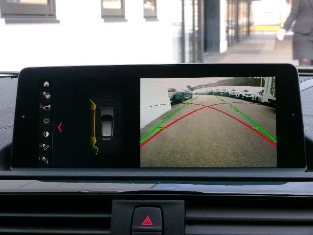 高画質バックカメラが付いております。コーナーセンサーと併せてご利用いただくと駐車も楽々