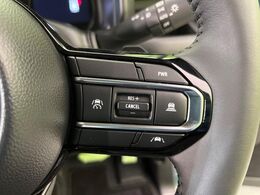 【アダプティブクルーズコントロール】高速道路での長距離走行が楽に！！自動で速度を保つクルーズコントロールが、衝突軽減システムと連携し、前方の車両を感知して車間を保つように速度調節してくれます！！