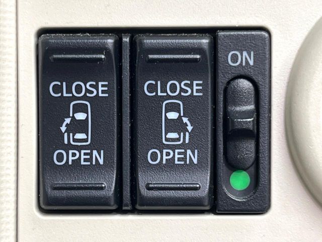 【両側パワースライドドア】スマートキーや運転席のスイッチで後席両側スライドドアの開閉が可能♪電動だから力を入れてドアを開ける必要が無く、小さなお子様でも簡単に開け閉めでき快適です♪
