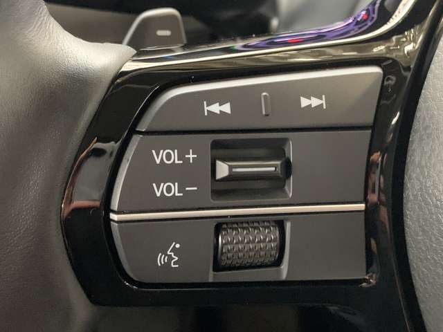 オーディオコントロールスイッチ付き！ハンドルを握ったままチャンネルや音量の調整が可能です。見た目以上に運転していると便利な機能なんですよ。