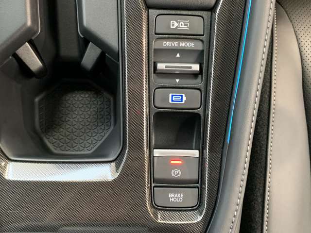 電子パーキングに加えてブレーキホールドシステムを装備しておりますので、信号待ちや踏み切り待ちでもブレーキを踏まずに停止できます！発進する際はアクセルを踏むだけですので渋滞時などはかなり楽ですね！