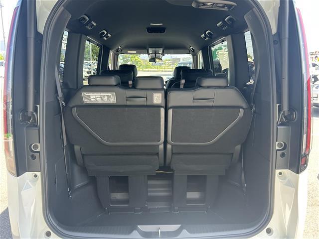 【トランク】積み込みやすくて、たっぷり積める荷室です。シートアレンジできるものは、乗車人数と荷物の量や大きさによってシートを動かすことができるので、より快適なドライブが可能です！