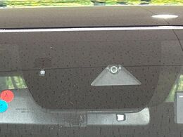 【i-ACTIVESENSE】走行中に前方の車両等を認識し、衝突しそうな時は警報とブレーキで衝突回避と被害軽減をアシスト。より安全にドライブをお楽しみいただけます。