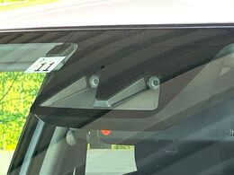 【スマートアシスト】走行中に前方の車両等を認識し、衝突しそうな時は警報とブレーキで衝突回避と被害軽減をアシスト。より安全にドライブをお楽しみいただけます。